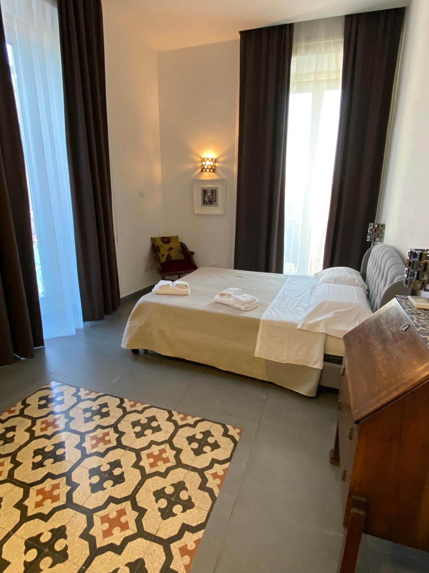 Janare - Rooms & Terrace เนเปิลส์ ภายนอก รูปภาพ