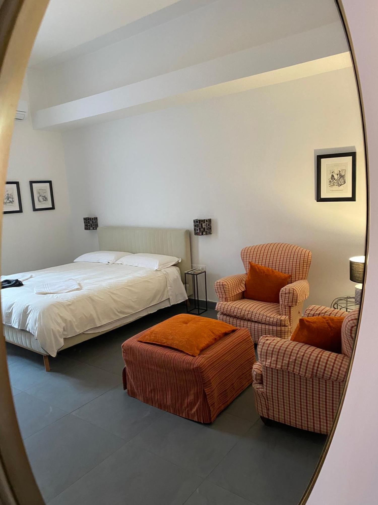 Janare - Rooms & Terrace เนเปิลส์ ภายนอก รูปภาพ